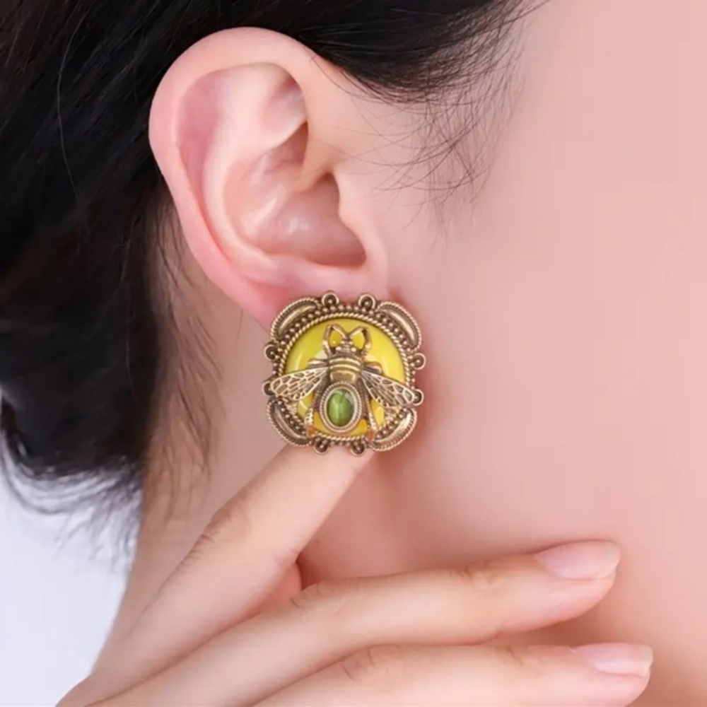 Vintage Gold Bee Stud Earrings Yellow Enamel Nature Jewelry NWT